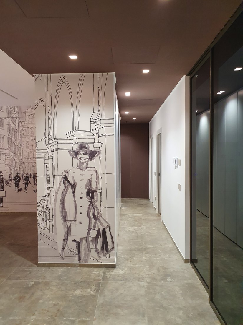Corridoio con controsoffitto illuminato e rivestimento decorativo di parete